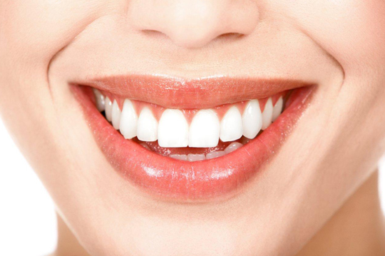 Estudos comprovam que o sorriso tem grande influência nas relações sociais, na vida profissional, em relacionamentos e principalmente para autoestima